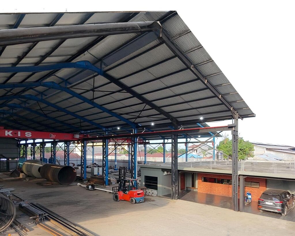 Workshop PT. KIS di Medan untuk layanan konstruksi mekanikal dan fabrikasi industri
